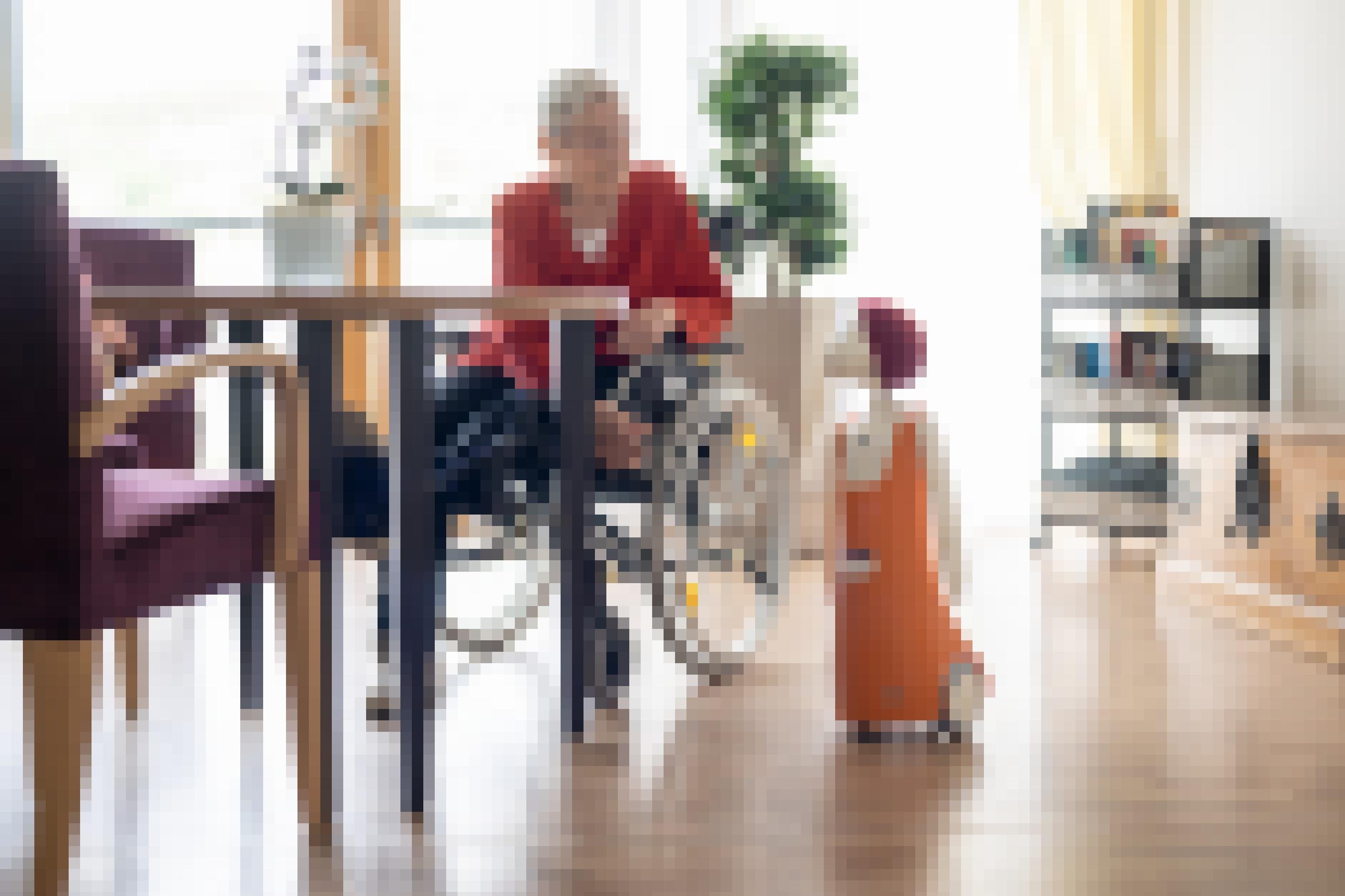 The AI ​​robot Navel has wheels that will allow it to move independently through nursing homes in the future. In the picture, it is looking at an old woman in a wheelchair.