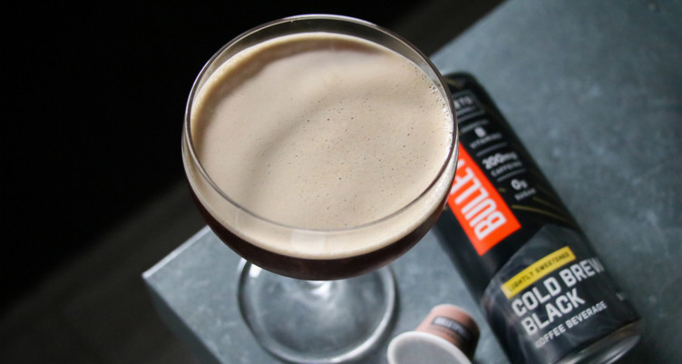 Un café martini avec des ingrédients Bulletproof