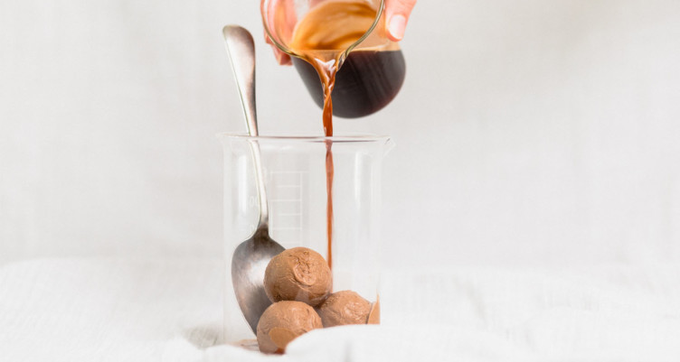 Riche en matières grasses et riche en saveurs: cet affogato céto combine une crème glacée céto sucrée avec un expresso riche pour un dessert aux avantages incroyables. (Paléo, LCHF, Sans Sucre)