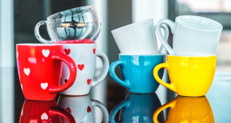Collection de tasses à café vides