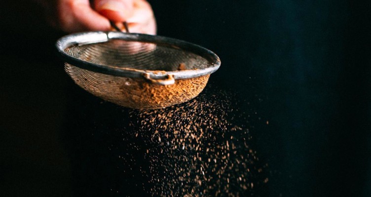 Cannelle tamisée à la main