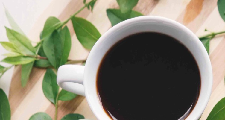 Tasse de café noir dans une tasse blanche