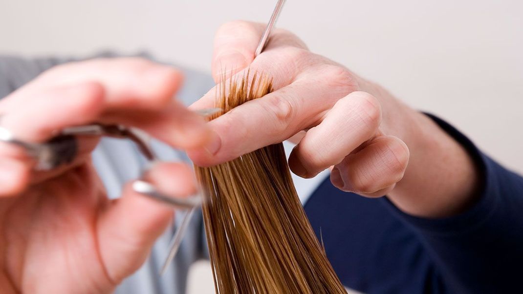 Split ends in the tips of your hair? Then you should read more carefully now: We'll tell you the tips from hairstylists and their cutting techniques.