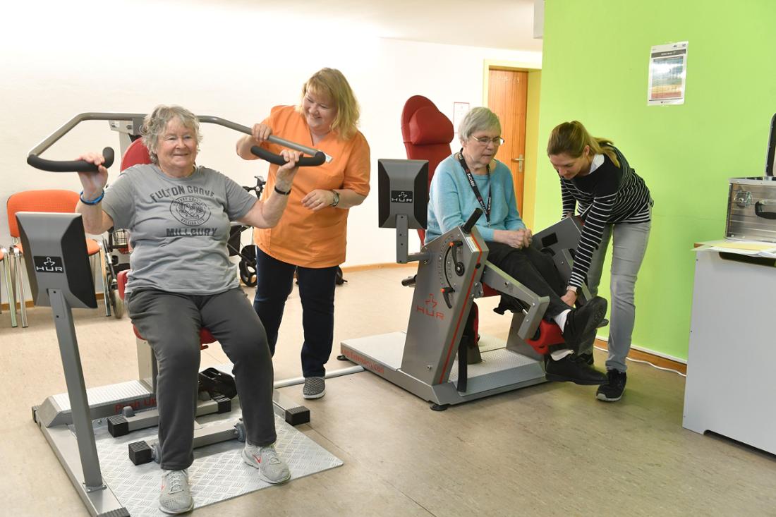 The seniors Edeltraud Haunschild and Brigitte Posch train at the Marienstift in Munich-Gern