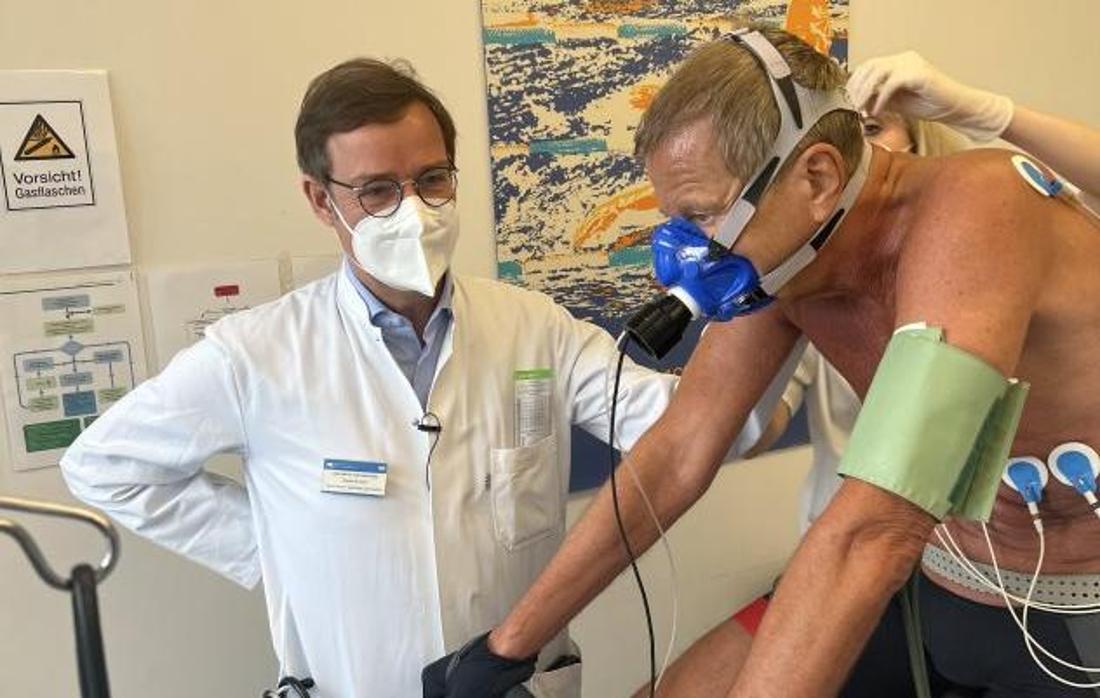 Professor Martin Halle monitors Professor Rüdiger Lange's test on the bicycle ergometer