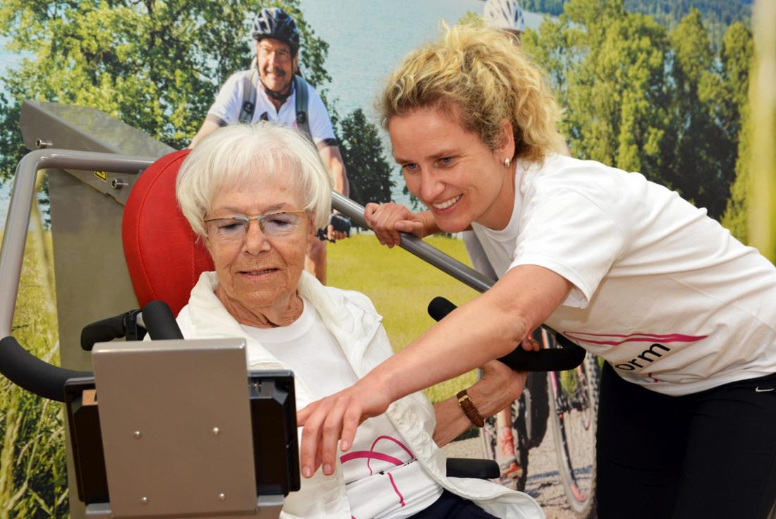 A senior woman is doing equipment training