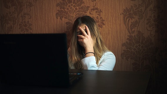 Girl sits desperately in front of a computer © Fotolia.com Photo: burdun