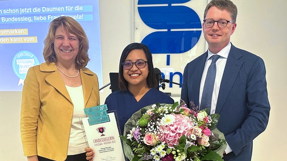 The Filipino Margie Baruela (center) receives an award from Justice and Health Minister Prof. Dr.  Kerstin from the ceilings.  © NDR Photo: Mechthild Maesker