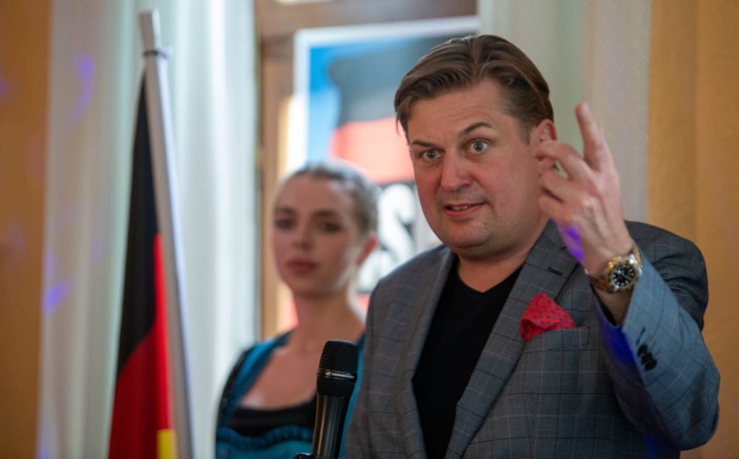 Maximilian Krah, the AfD's top candidate for the European elections, speaks at an election event in an inn in Holzkirchen.  Photo: Stefan Puchner/dpa