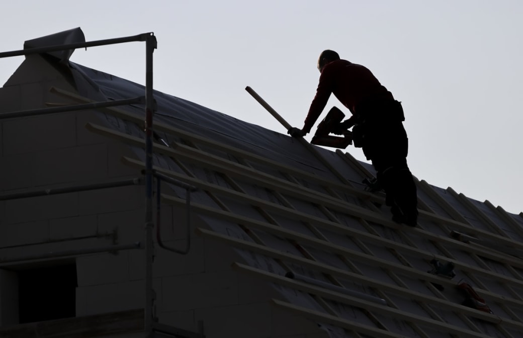 A roofer works on a single-family home on the outskirts of Leipzig.  Photo: Jan Woitas/dpa