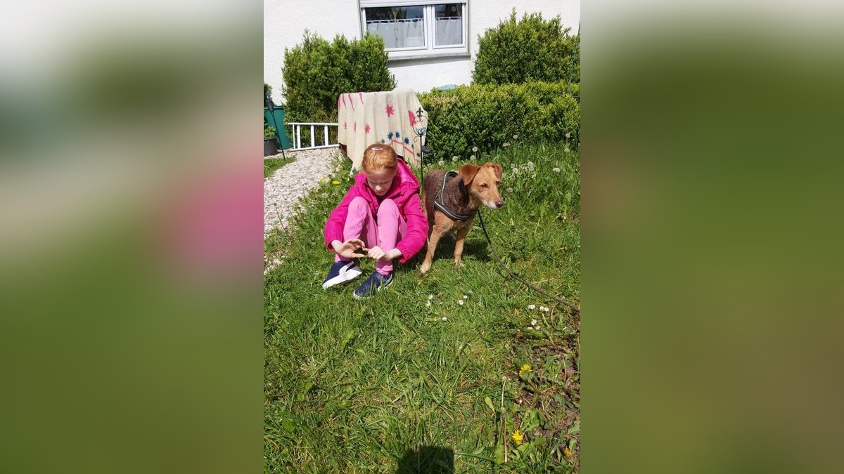 Antje Christine Humpert with her daughter Amelie, who is severely disabled.  The girl is autistic and dealing with and living with the dog is good for the girl.  The small family wants to leave Olsberg to find a suitable school for Amelie.  But it's not that easy.  That's why her sister Simone Biermann has set up a fundraising appeal for her mother via Gofundme.