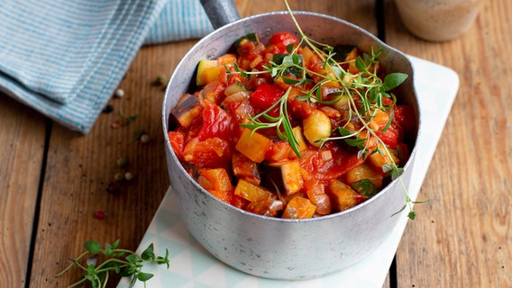 Ratatouille in the pot.  © NDR Photo: Claudia Timmann