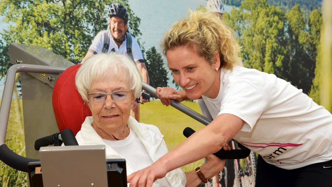 A senior woman is doing equipment training