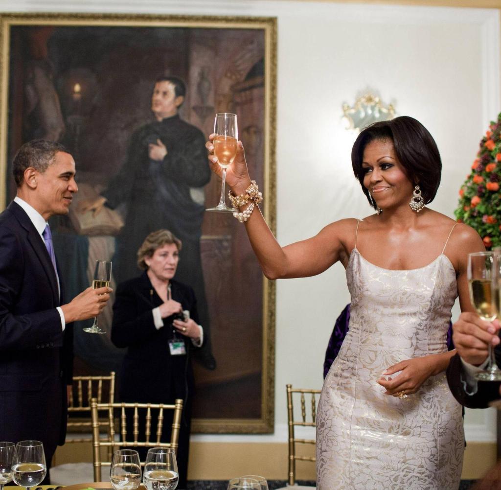 The former US First Lady Michelle Obama in one of her typical sleeveless dresses, which not only attracted admiration.  Critics said they weren't ladylike enough.  Michelle Obama went on the offensive and simply continued to work on her image as a powerful woman with biceps.  To do this, she even entered into a push-up competition in front of the television camera with presenter Ellen Degeneres - and won