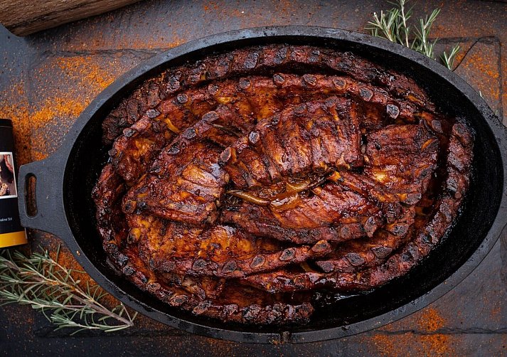 Liquid marinades are a bit out of fashion, while dry spice mixtures in the form of ready-made rubs are popular. Here, ribs were massaged with a BBQ rub and then grilled. - © Grillfürst/Grillfürst/dpa