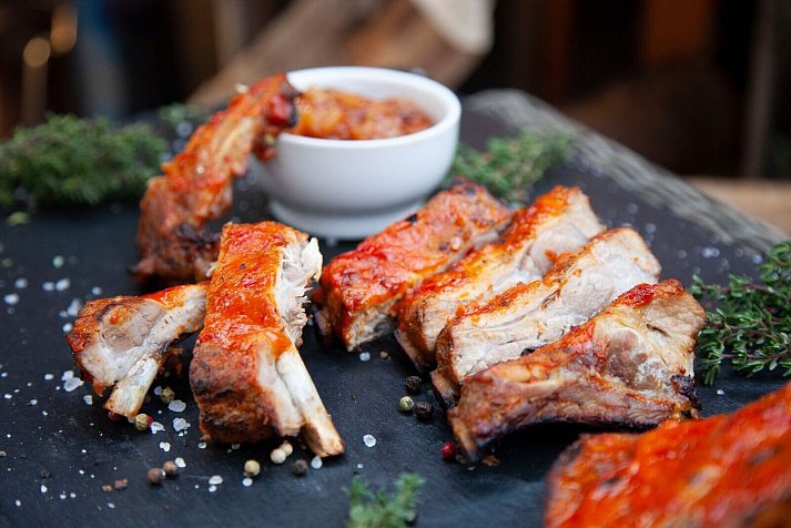 Homemade ketchup is suitable for brushing on ribs, but also as a dip for many beef dishes. - © Grillfürst/Grillfürst/dpa