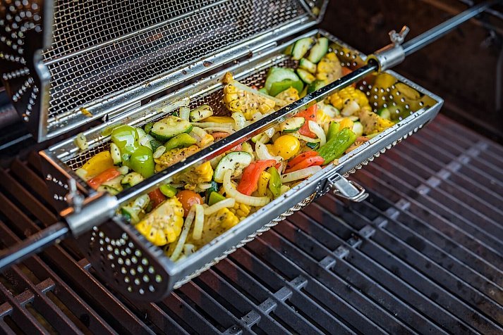 Nothing falls through the grate anymore: A rotisserie basket is a trendy accessory and is suitable for grilling vegetables, but also chips. - © Grillfürst/Grillfürst/dpa