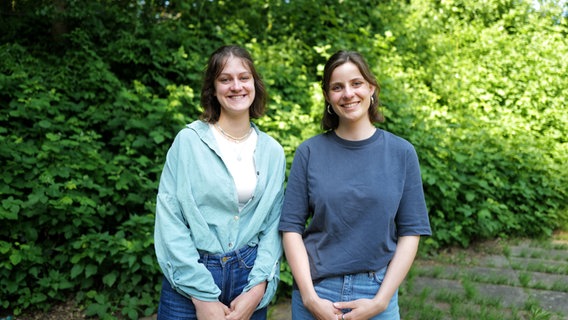 Two young women smile into the camera. © NDR Photo: Lisa Pandelaki