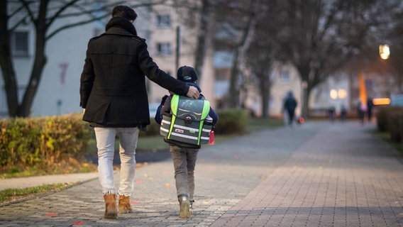 A father and his son go to school. © dpa-Bildfunk Photo: Frank Rumpenhorst