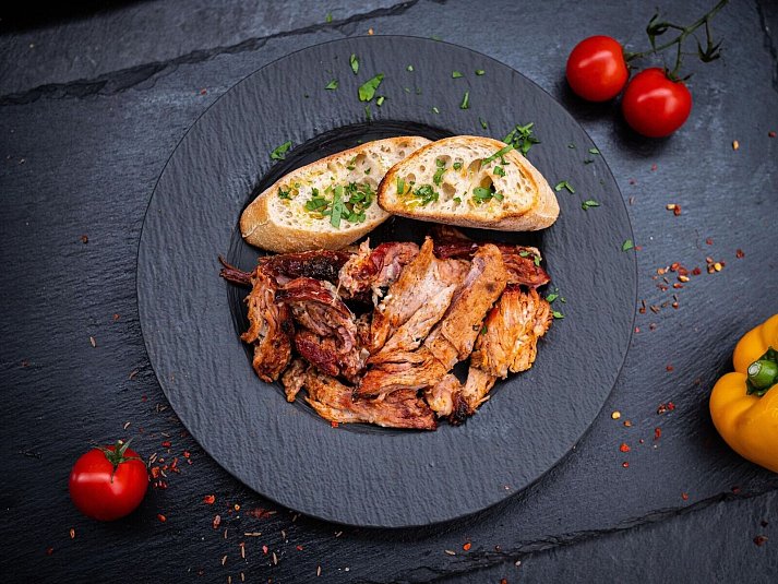 By grilling for hours at low temperatures of around 100 degrees, the meat fibers are broken down to create a buttery-soft pulled pork. - © Grillfürst/Grillfürst/dpa