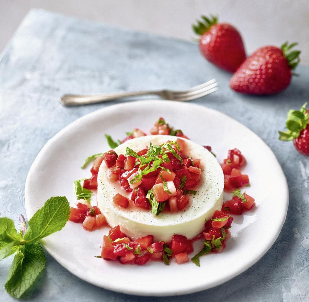 Milk pudding with strawberry ragout