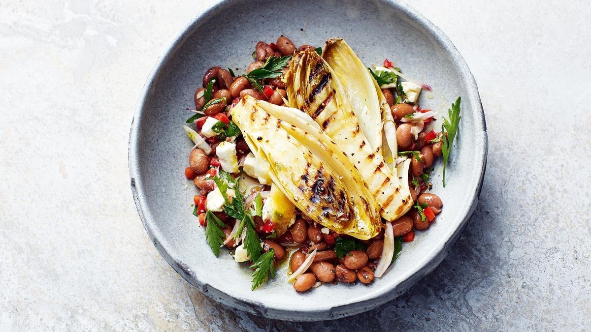 Grilled chicory with bean salad from “Dr. Matthias Riedl: 100 ingenious tricks for a healthy diet”, GU, 2024.