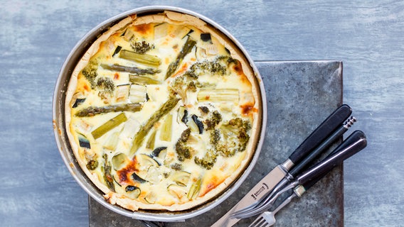 A vegetable tart with broccoli and green asparagus. © ZS-Verlag Photo: Claudia Timmann