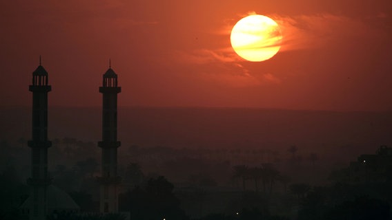 Sunset in Cairo © picture alliance / AP Photo Photo: Amr Nabil