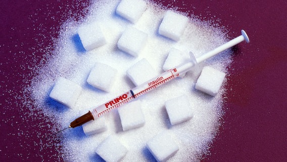 Sugar cubes and an insulin syringe © picture-alliance / OKAPIA KG Photo: Jeffrey Telner