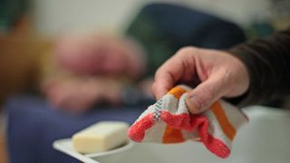 Symbolic image: Private care of a senior citizen by relatives. (Source: imago images/Grabowsky)