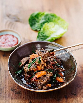 Bulgogi: Beef or pork is marinated in soy sauce, sesame oil, garlic and other ingredients. As fire meat, it is a hit at Korean barbecues. - © Simi Leistner/asiastreetfood.com/dpa-tmn