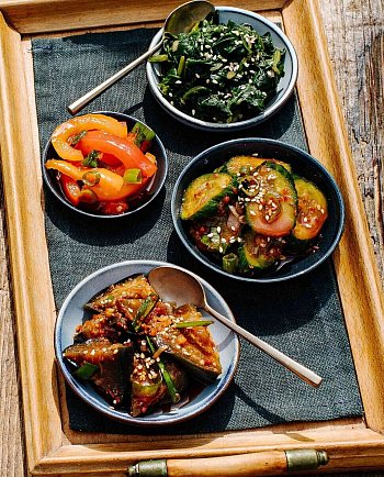 Side dishes are called Banchan in Korean cuisine. On the tray are steamed eggplant with chili flakes, spicy cucumber salad, peppers with gochujang and spinach with spring onions. - © Simi Leistner/asianstreetfood.com/dpa-tmn