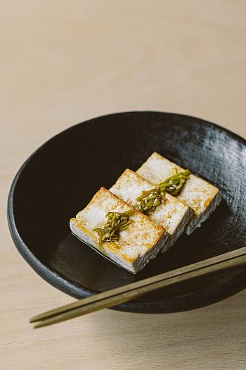 Marinated and baked tofu is often part of a Korean bowl, also called bibimbap. - © sustain works/Prestel Verlag/dpa-tmn