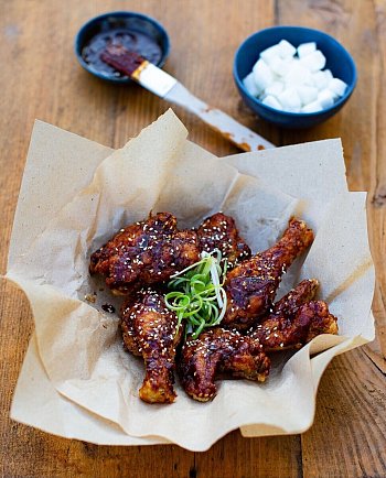 Korea fried chicken: The chicken drumsticks are loved as soul food. - © Simi Leistner/asianstreetfood.com/dpa-tmn