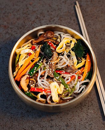 Japchae: Fried noodles made from sweet potato flour with vegetables and meat are very popular in Korean cuisine. - © Simi Leistner/asianstreetfood.com/dpa-tmn