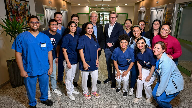 Saxony's Commissioner for Foreigners Geert Mackenroth (centre back) visited the new nursing staff at the heart center in June.