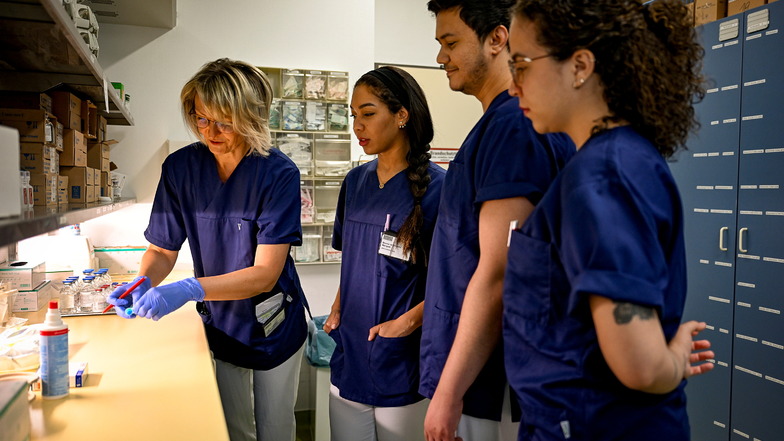 In the syringe room, the candidates are trained for daily work on the ward.