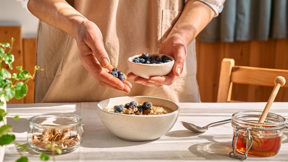 Porridge or yoghurt with berries and nuts provide the body with many important nutrients in the morning.