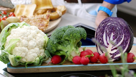 In the foreground are so-called cruciferous vegetables such as cauliflower, broccoli, red cabbage, radishes - in the background are white flour pastries. © Screenshot 