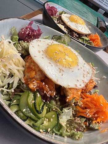 Bibimbap: The Korean bowl is served with a fried egg on top in Yoon Seok Choi's Hamburg restaurant. - © Yoon Seok Choi/dpa-tmn