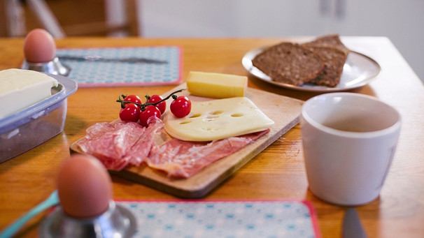 A set breakfast table. | Image: BR/Johanna Schlüter