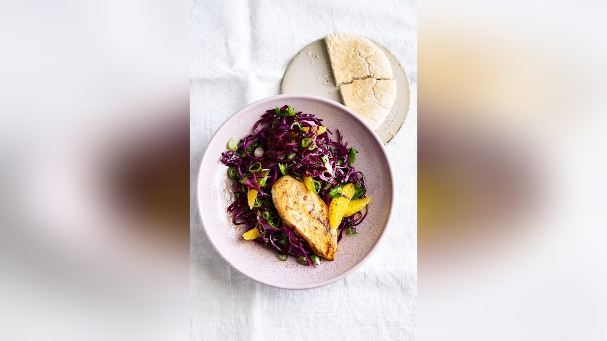 Spicy chicken with red cabbage salad from: Dr. Matthias Riedl. The glucose master plan. Healthier, fitter, slimmer in 4 weeks. ZS Verlag 2024, 17.99 euros.